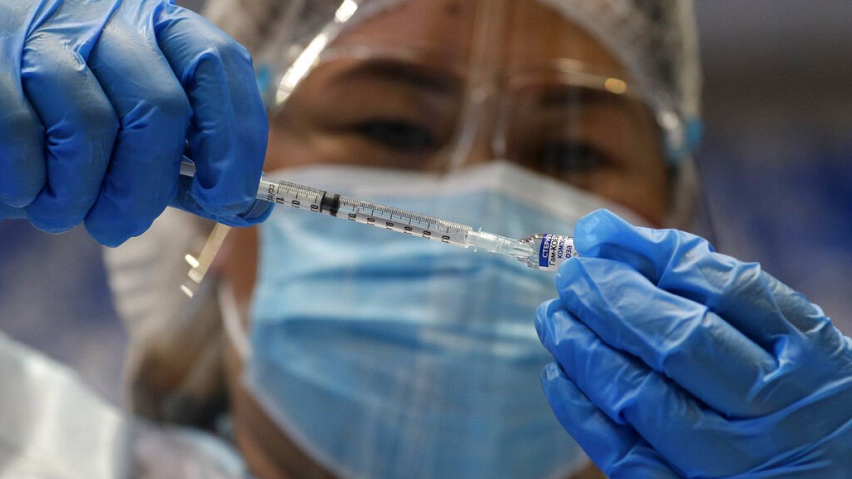 Krankenschwester in Manila auf den Philippinen bereitet eine Corona-Impfung vor, 4.5.2021