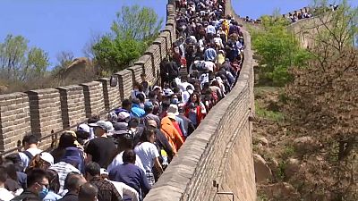 Marea humana en la Gran Muralla de China, abarrotada por el turismo interno