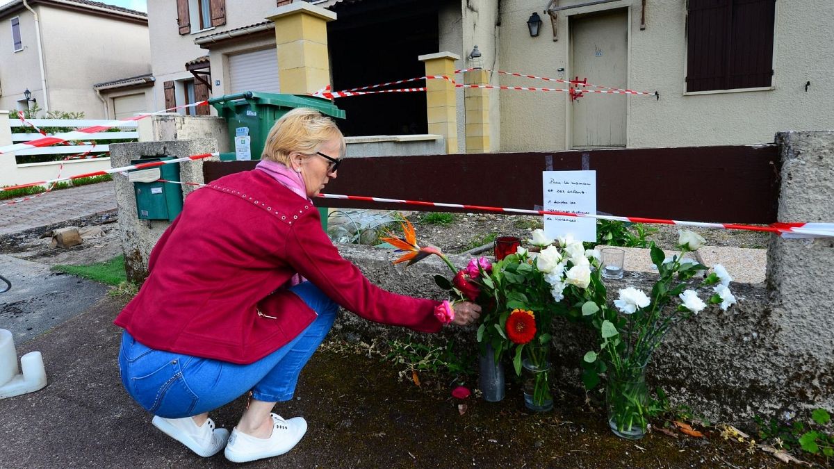 نثار گل در محل قتل زنی که در غرب فرانسه زنده سوزانده شد