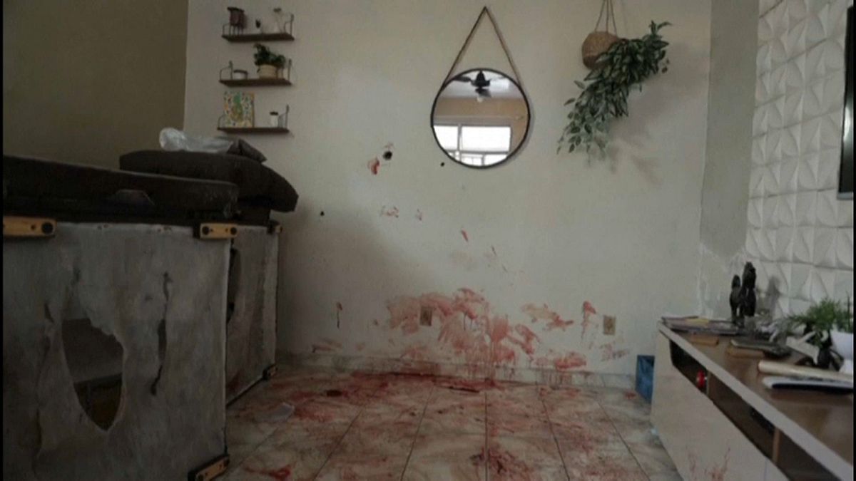 Imagen de una habitación con el suelo cubierto de sangre en la favela Jacarezinho
