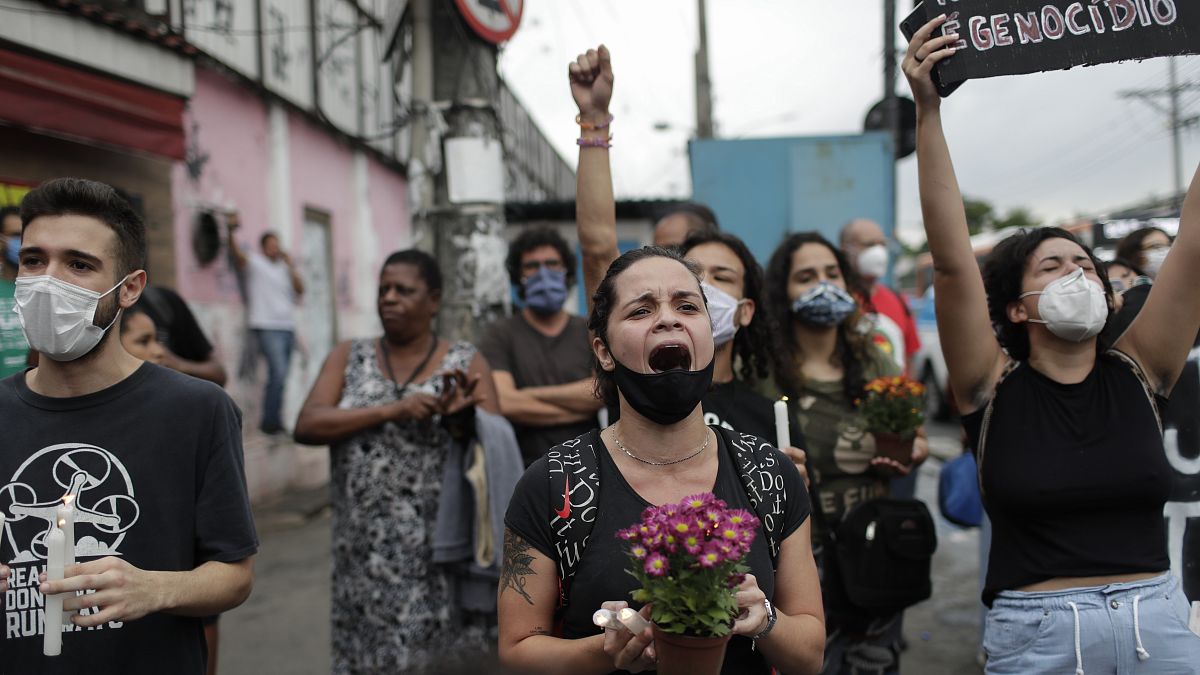 Proteste dei parenti delle vittime contro la polizia dopo la sparatoria della favela Jacarezinho. 