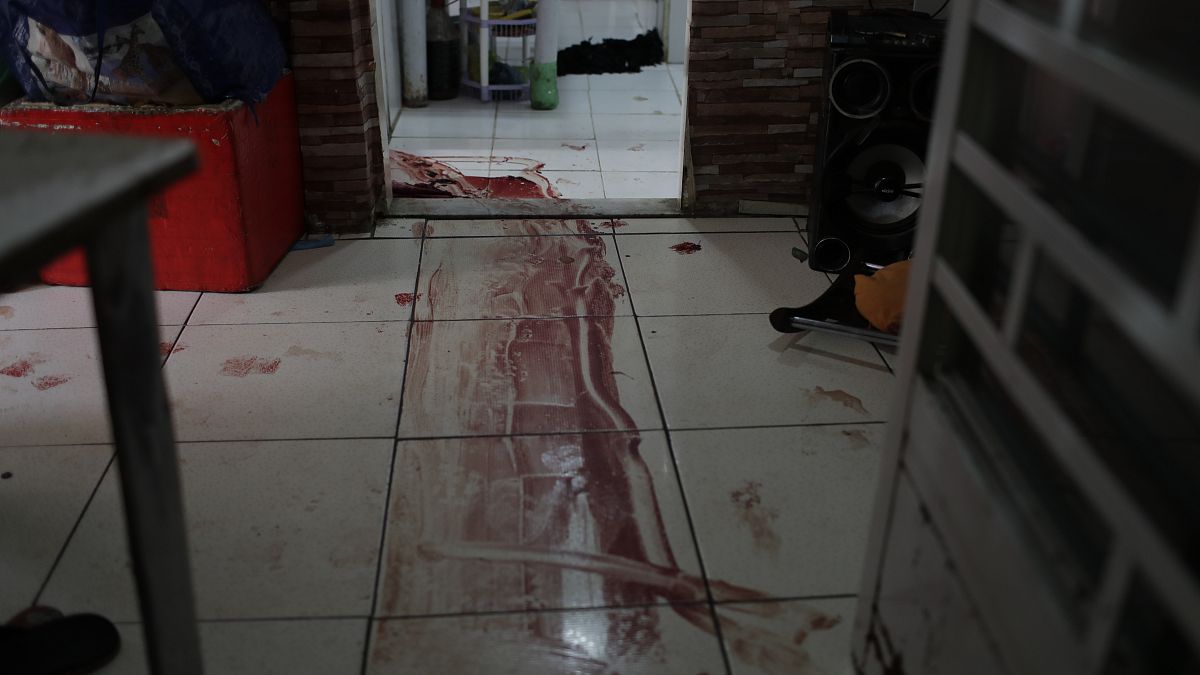 Blut auf dem Boden eines Hauses nach einem Polizeieinsatz gegen Drogenhändler in der Favela Jacarezinho in Rio de Janeiro