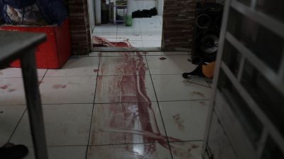 Blut auf dem Boden eines Hauses nach einem Polizeieinsatz gegen Drogenhändler in der Favela Jacarezinho in Rio de Janeiro