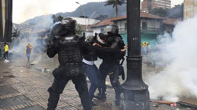 شاهد: احتجاجا على وحشية الشرطة خلال الاحتجاجات.. وقفة بالشموع في بوغوتا