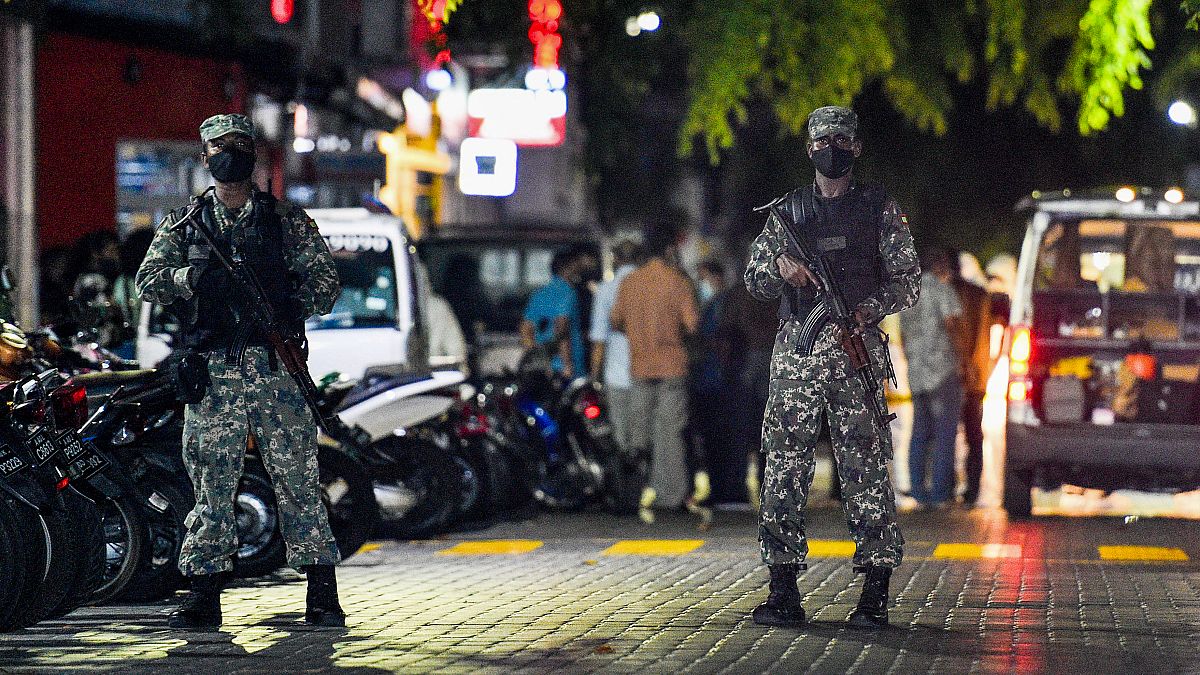 عناصر من الأمن ينتشرون في مكان محاولة اغتيال رئيس المالديف السابق ورئيس البرلمان الحالي محمد نشيد. 06/05/2021