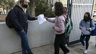 Μαθητές επιδεικνύουν το self test σε σχολείο στην Ελλάδα