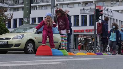 KInder spielen mitten auf der Leipziger Straße in Berlin-Mitte. Ein Mal im Monat herrscht dort Autoverbot 