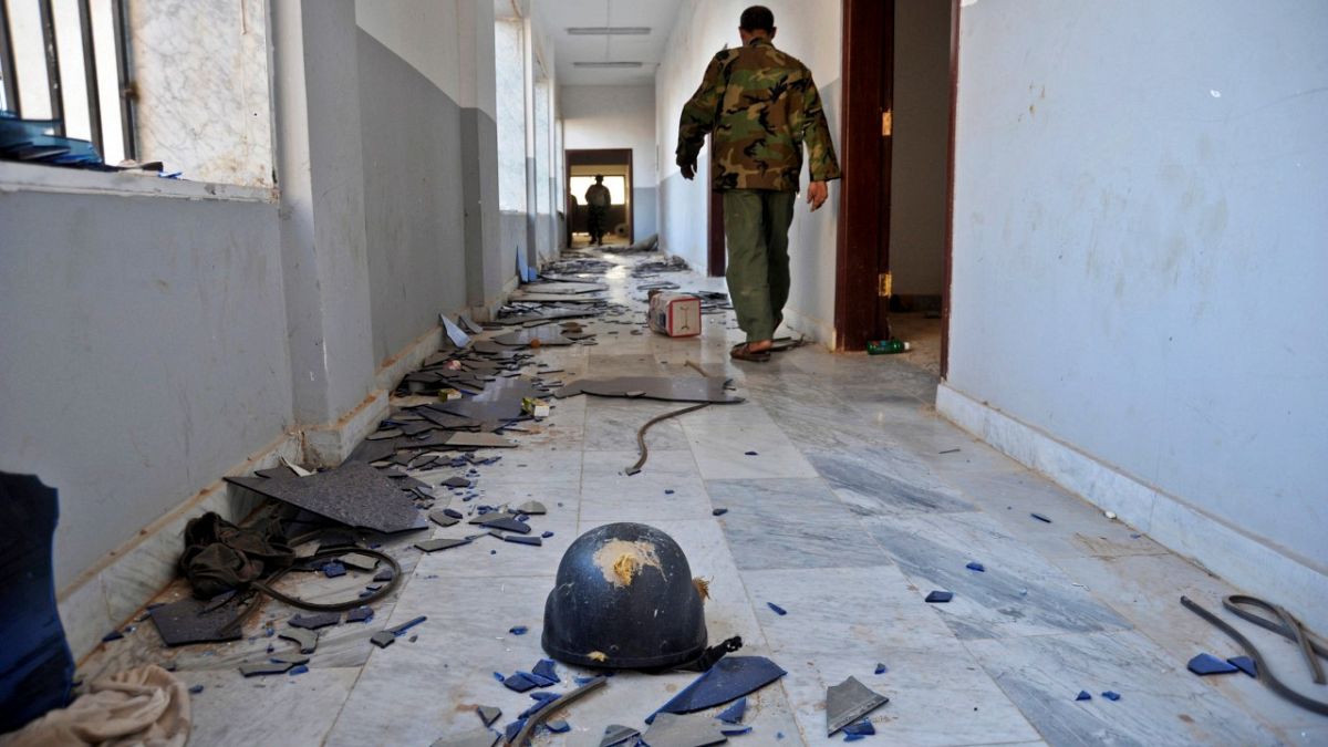 صورة أرشيفية تعود لنوفمبر 2014، يظهر فيها جندي ليبي داخل مبنى كانت تستخدمه الميليشيات الإسلامية في بنغازي.