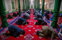 Doğu Türkistan'ın Kaşgar kentindeki İdgah Camisi'nde namaz kılan vatandaşlar