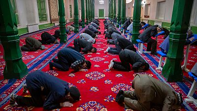 Doğu Türkistan'ın Kaşgar kentindeki İdgah Camisi'nde namaz kılan vatandaşlar