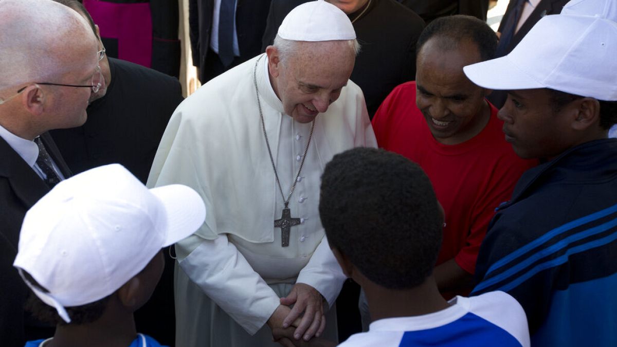 Ferenc pápa afrikai bevándorlók gyűrűjében
