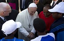 Ferenc pápa afrikai bevándorlók gyűrűjében