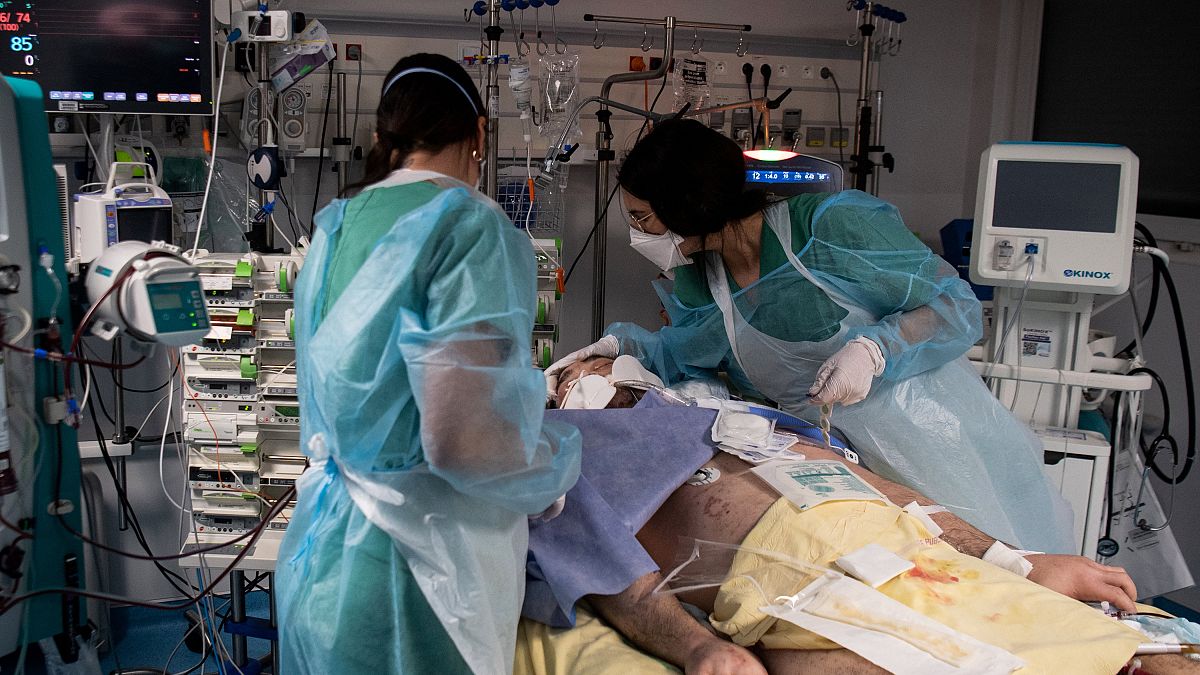 Fransa'da yoğun bakımdaki Covid-19 hastaları