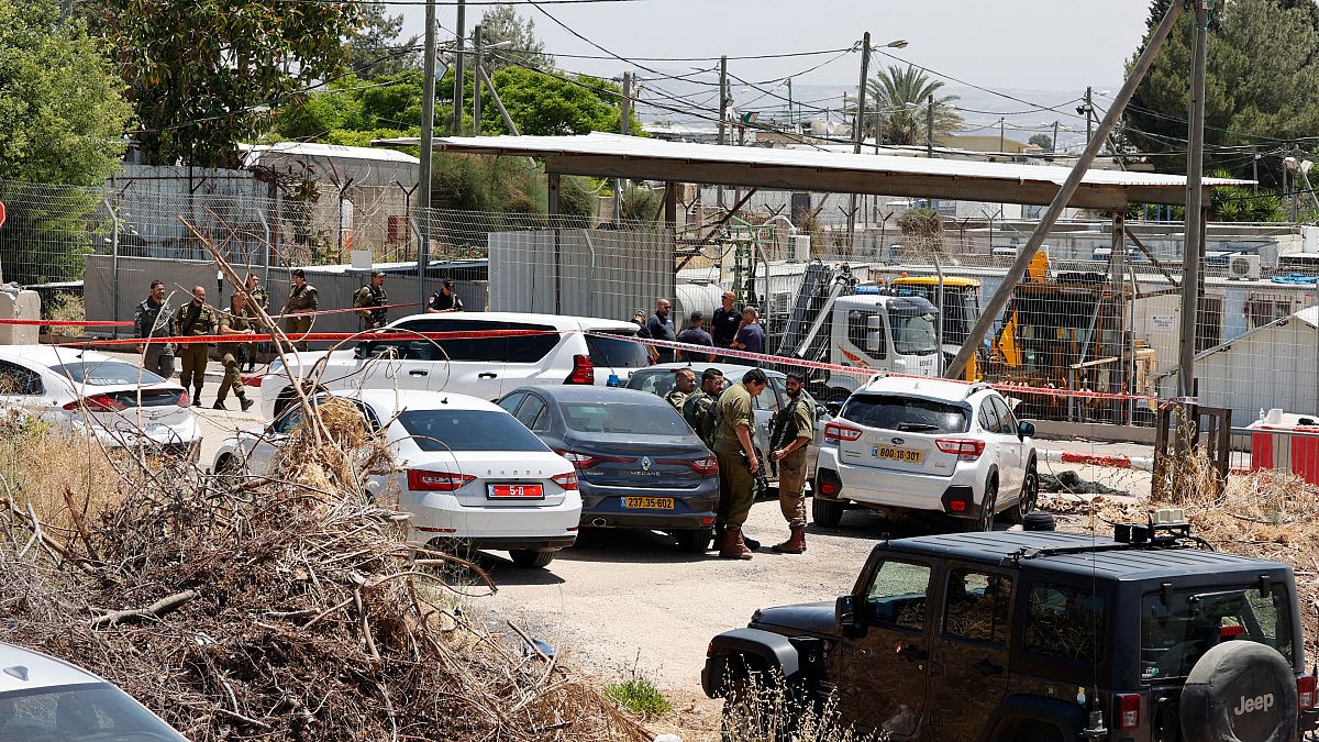 مركبات عسكرية تابعة للجيش الإسرائيلي وضباط في مدينة جنين شمال الضفة الغربية المحتلة 07/05/2021