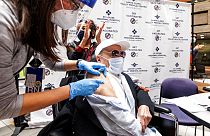 6 maggio 2021: il 106enne Ton Tran riceve la seconda dose del vaccino Pfizer a San Jose, California