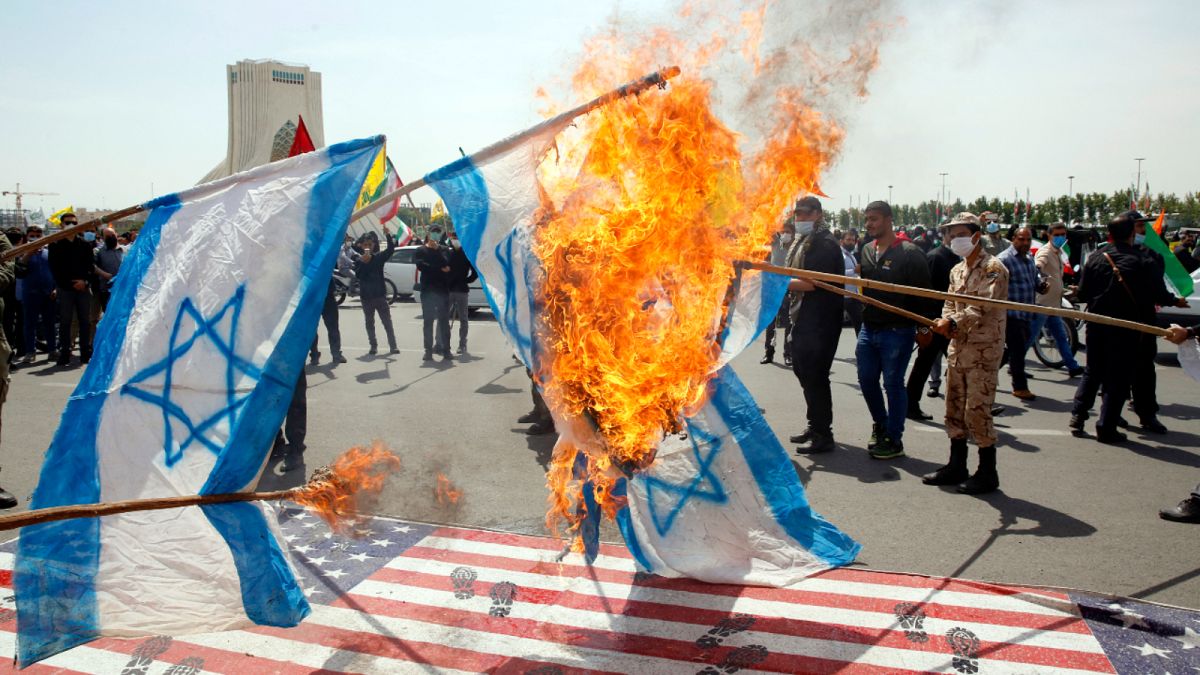 حرق علم إسرائيل في طهران اليوم