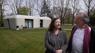 Elize Lutz und Harry Dekkers vor ihrem neuen Haus aus dem 3D-Drucker