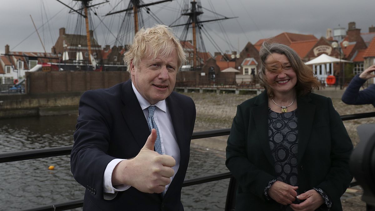 İngiltere başbakanı Boris Johnson ve Hartlepool'da ara seçimi kazanan Jill Mortimer