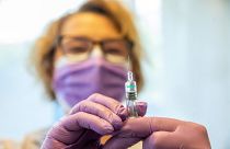 ardosné Huszár Ildikó klinikai diabetológiai szakedukátor oltáshoz készíti elő a Sinopharm vakcinát az orosházi Dr. László Elek Kórház és Rendelőintézetben 2021. május 5-én
