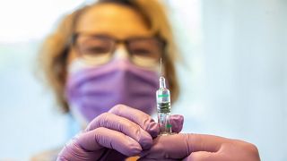 ardosné Huszár Ildikó klinikai diabetológiai szakedukátor oltáshoz készíti elő a Sinopharm vakcinát az orosházi Dr. László Elek Kórház és Rendelőintézetben 2021. május 5-én
