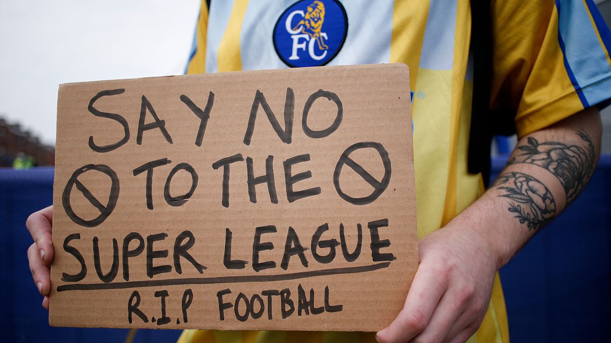 Avrupa Süper Ligi projesini protesto eden bir taraftar