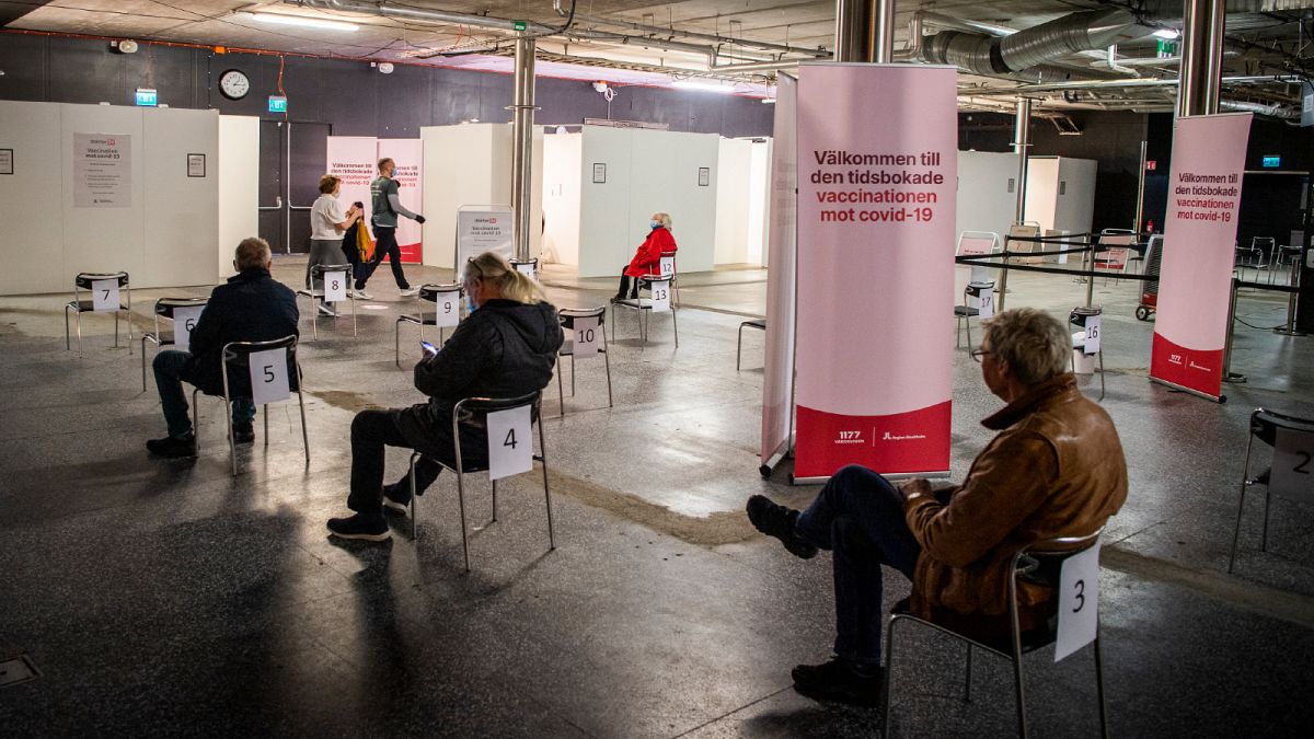 مواطنون في السويد داخل مركز صحي بالعاصمة استوكهولم ينتظرون دورهم لتلقي اللقاح المضاد لـ"كورونا"