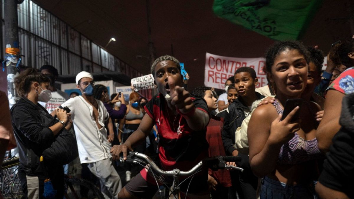 Proteste contro l'operazione di polizia druante la quale 28 persone sono state uccise, nella favela Jacarezinho a Rio de Janeiro
