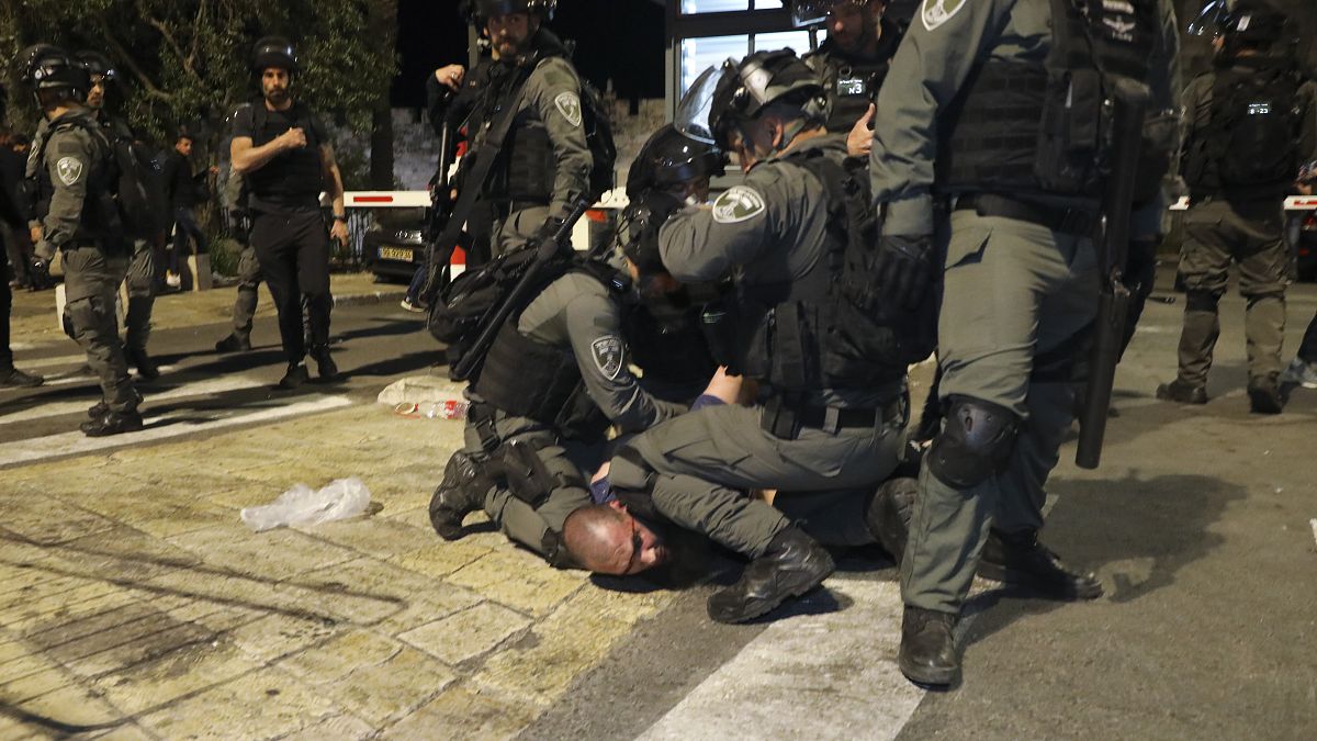 أكثر من 180 جريحاً في القدس في صدامات بين الشرطة الإسرائيلية وفلسطينيين