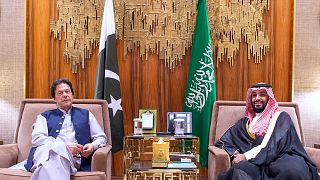 السعودية وباكستان توقعان على اتفاقيات بعد أشهر من التوترات
