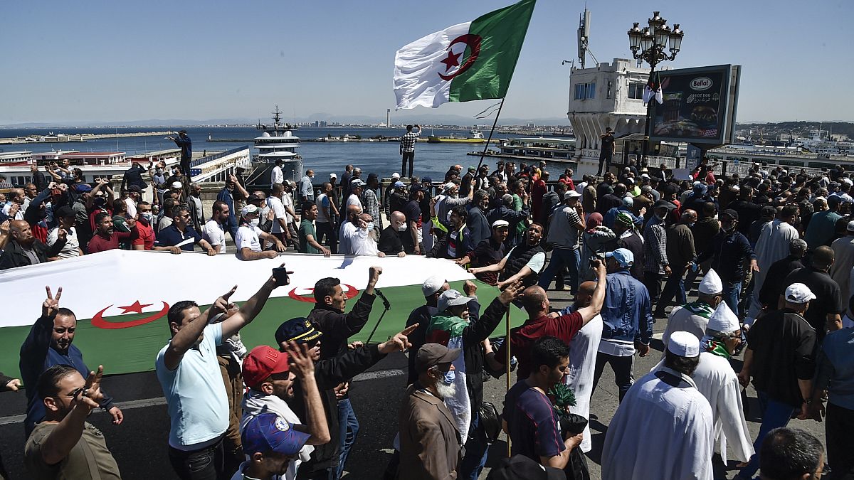 مسيرة للحراك المستمر ضد الفساد الحكومي بالجزائر. 07/05/2021