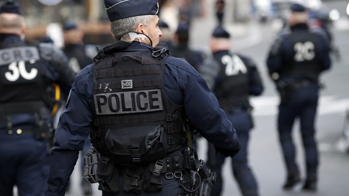 Fransa'nın başkenti Paris'te düzenlenen bir gösteriye müdahale eden polis (arşiv) 