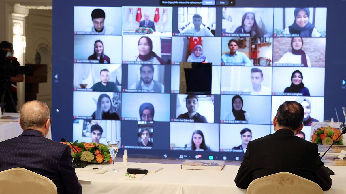 Cumhurbaşkanı Recep Tayyip Erdoğan, "81 ilden 560 gençle En Uzun İftar Sofrası" programına videokonferans aracılığıyla bağlandı. Erdoğan, gençelerin sorularını yanıtladı