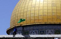 Una bandiera di Hamas sulla cupola della Moschea di Al-Aqsa. 