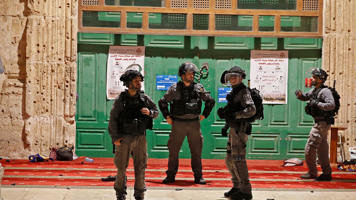 عناصر من الشرطة الإسرائيلية خلال اقتحام المجد الأقصى بالقدس. 07/05/2021