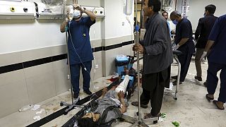 Un(e) élève reçoit des soins dans un hôpital de Kaboul, après les explosions survenues samedi 8 mai dans l'ouest de la capitale, Kaboul, Afghanistan, le 8 ma 2021