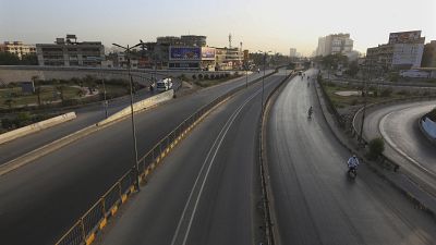 الشوارع خالية من المركبات تماما بمدينة كراتشي بعد فرض الحكومة الباكستانية الإغلاق لمكافحة وباء كورونا. 09/05/2021