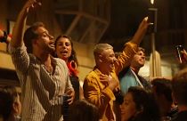 Jóvenes celebran en Barcelona el final del estado de alarma