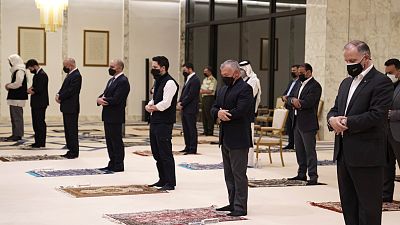 الملك عبد الله أثناء الصلاة