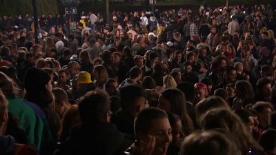 Le notti rissose di Bruxelles: aprono le terrazze, la gente si assembra