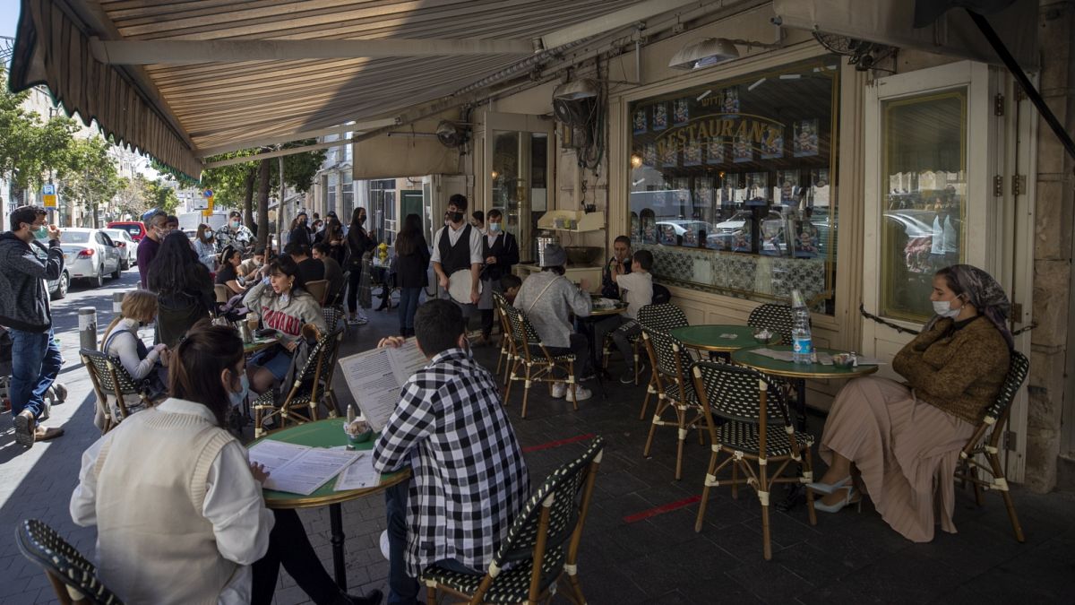 Vendégek egy jeruzsálemi étterem teraszán, a márciusi nyitáskor