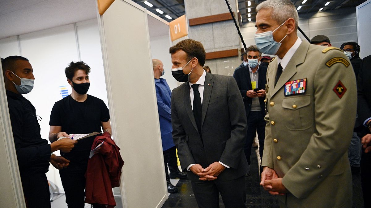 Emmanuel Macron en visite au vaccinodrome de la Porte de Versailles à Paris, le 6 mai 2021.