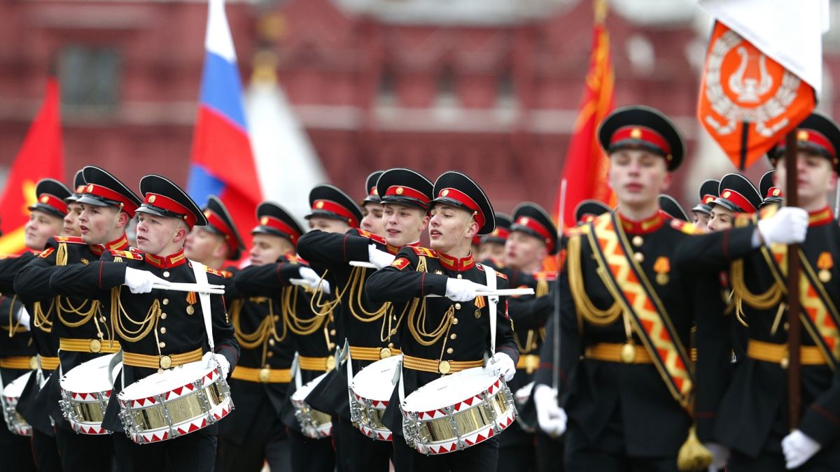 Orosz katonai főiskolások menetelnek a moszkvai katonai díszszemlén