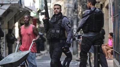 Rendőrök a kábítószercsempészek elleni művelet során Rio de Janeiro egyik nyomornegyedében 2021. május 6-án