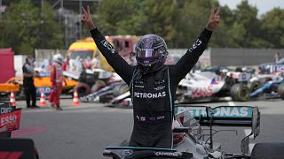 Lewis Hamilton lässt sich nach dem 5. Saisonrennen der Formel 1 in Barcelona feiern