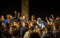 جشن‌ خیابانی در بارسلون پس از پایان وضعیت اضطراری در اسپانیا
