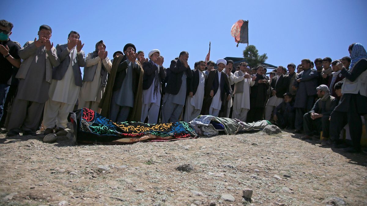 В Афганистане похоронили школьников, ставших жертвами теракта.