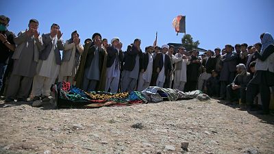 В Афганистане похоронили школьников, ставших жертвами теракта.