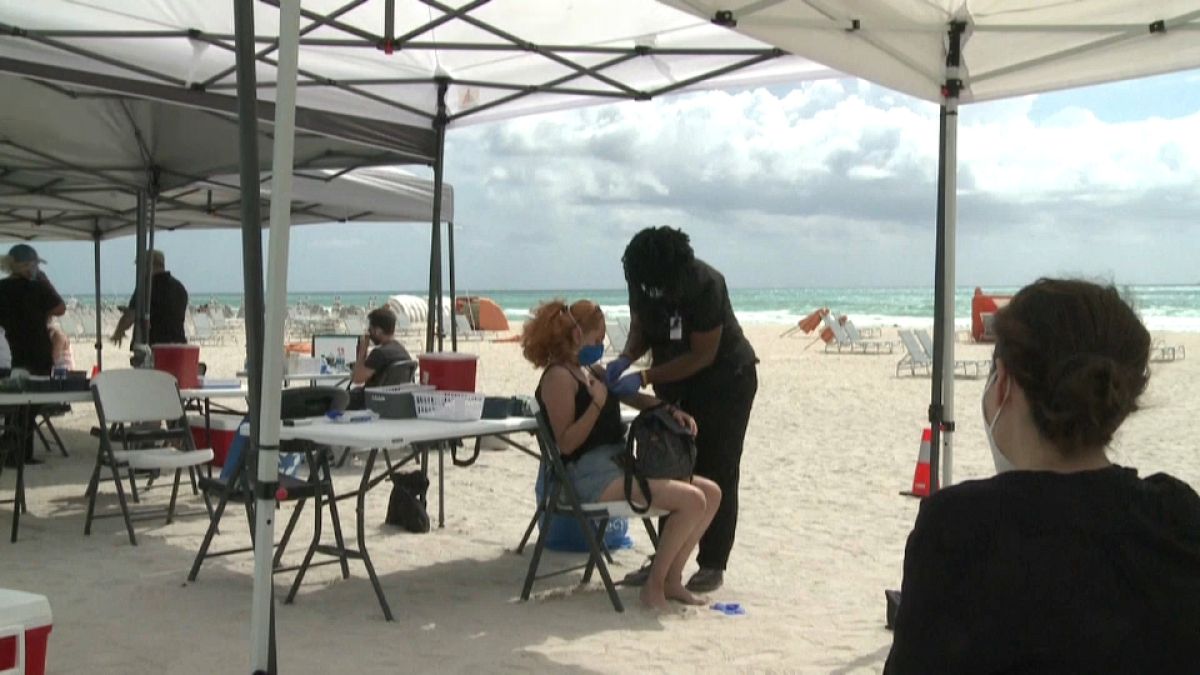 Punto de vacunación en Miami Beach (EE.UU.)