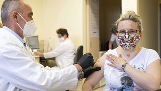 Gál János szülész-nőgyógyász főorvos beolt egy nőt  a Comirnaty-vakcina második adagjával a nyíregyházi Jósa András Oktatókórházban kialakított oltóponton 2021. május 9-én.