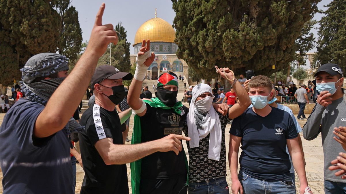 متظاهرون فلسطينيون  في المسجد الأقصى بالقدس